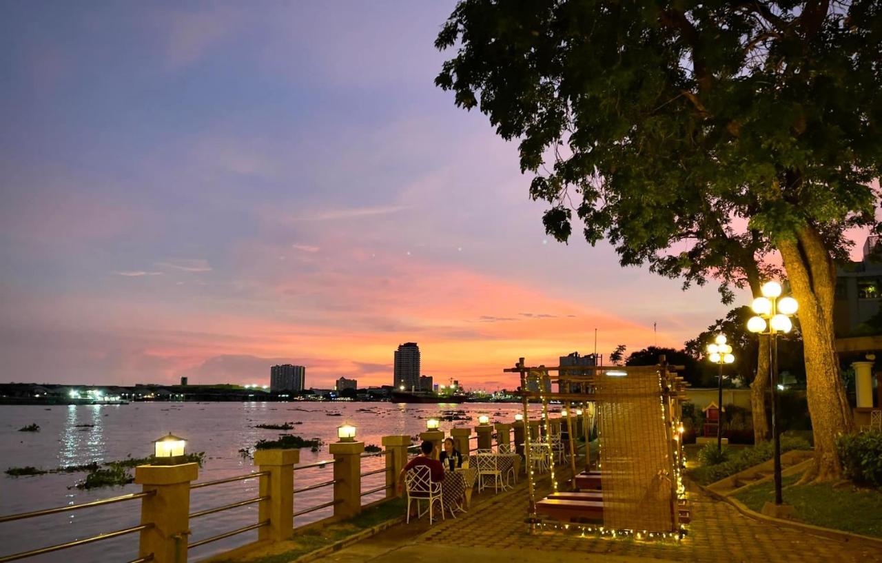 Montien Riverside Hotel Bangkok Extérieur photo Chao Phraya River at dusk