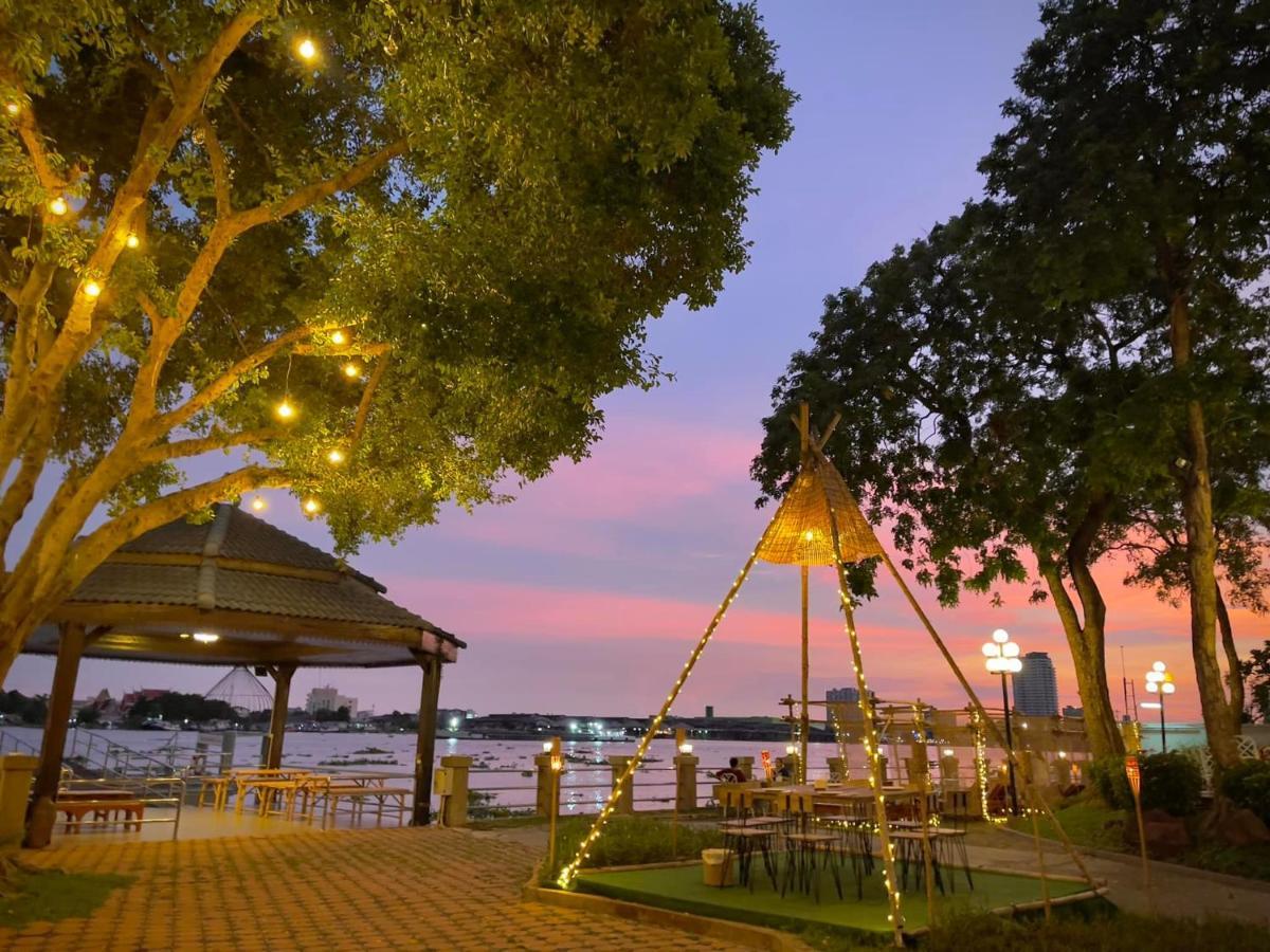 Montien Riverside Hotel Bangkok Extérieur photo View of the Chao Phraya River from the park