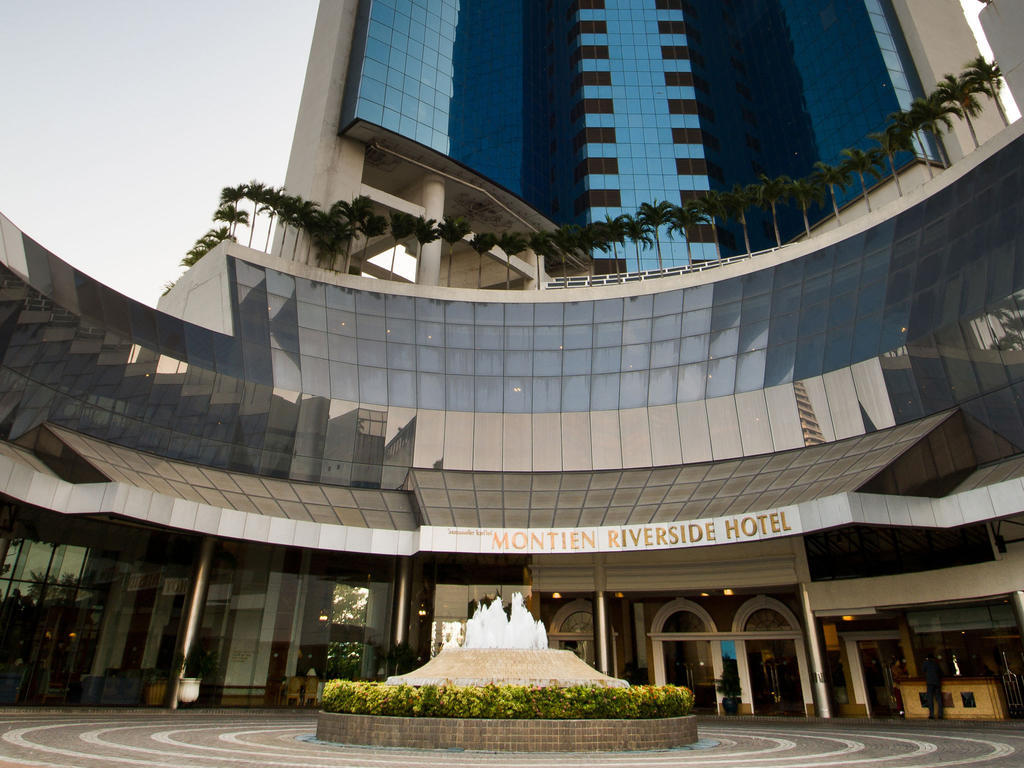 Montien Riverside Hotel Bangkok Extérieur photo The hotel's entrance