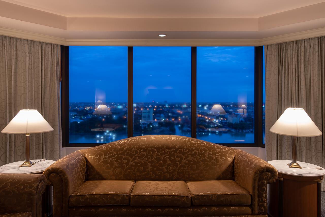 Montien Riverside Hotel Bangkok Extérieur photo A view of the city from a suite at the Taj Mahal Palace