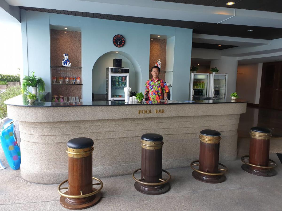 Montien Riverside Hotel Bangkok Extérieur photo Pool Bar